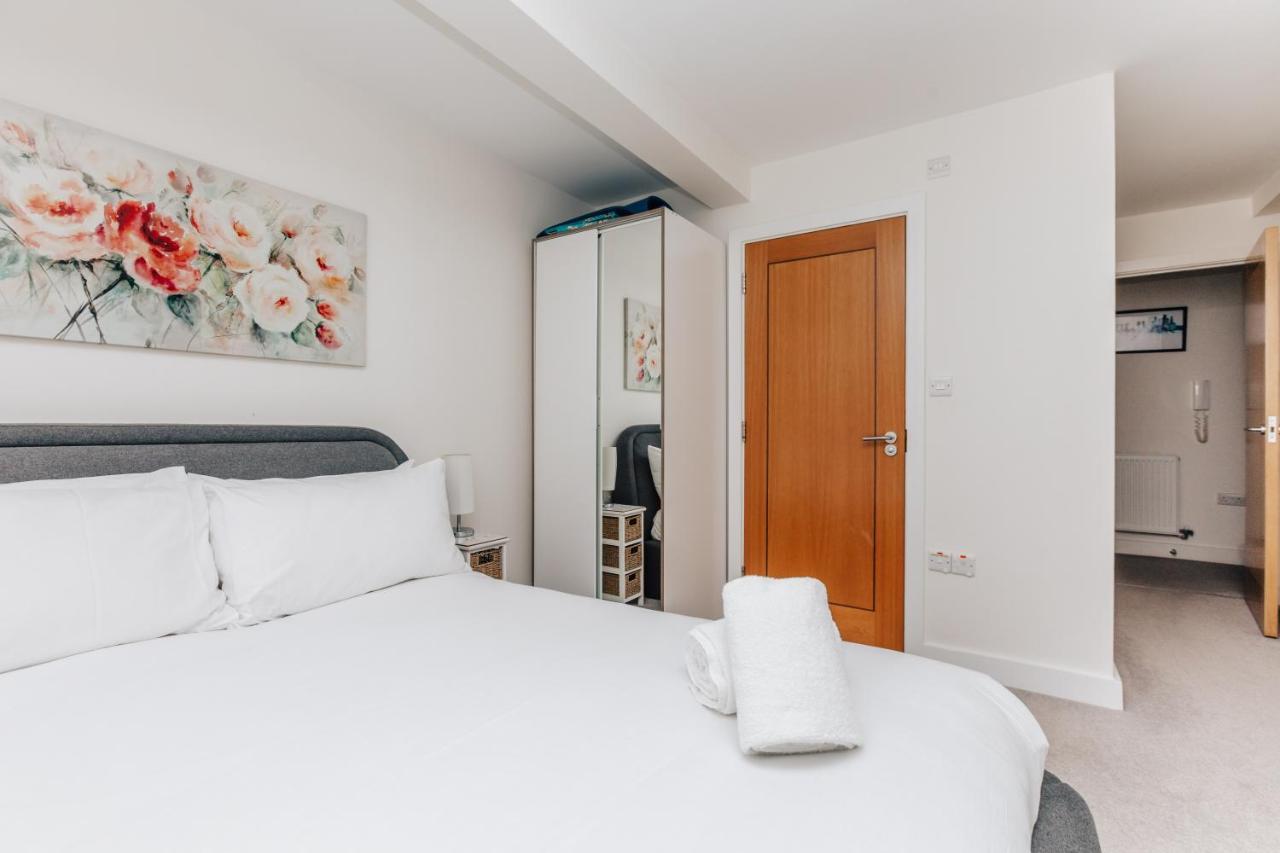 Central Modern Flat For 4-6 & Dedicated Parking Henley-on-Thames Esterno foto