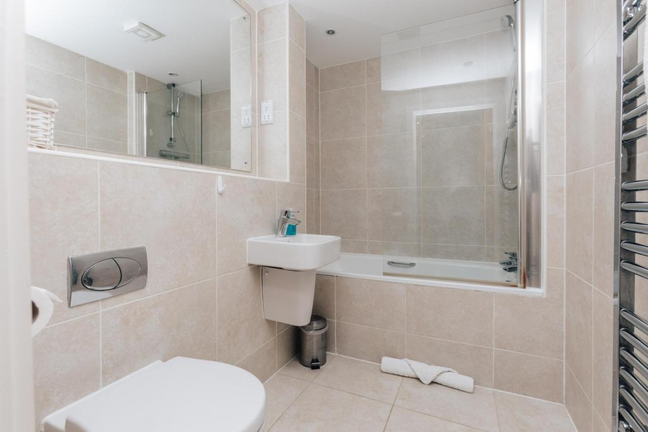 Central Modern Flat For 4-6 & Dedicated Parking Henley-on-Thames Esterno foto