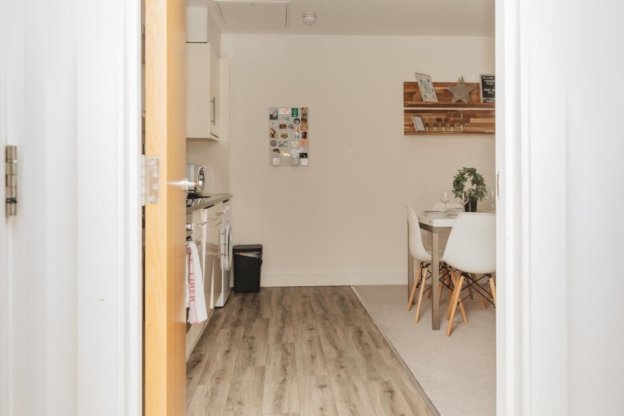 Central Modern Flat For 4-6 & Dedicated Parking Henley-on-Thames Esterno foto