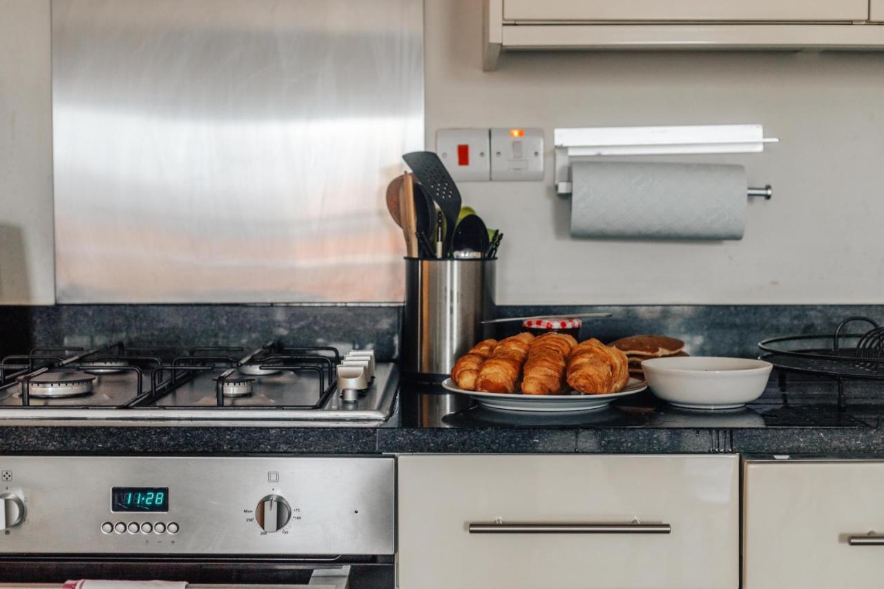 Central Modern Flat For 4-6 & Dedicated Parking Henley-on-Thames Esterno foto