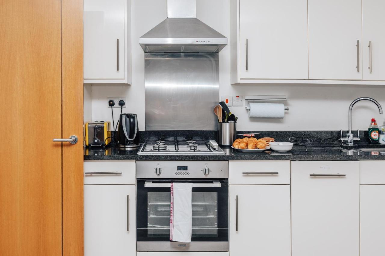 Central Modern Flat For 4-6 & Dedicated Parking Henley-on-Thames Esterno foto