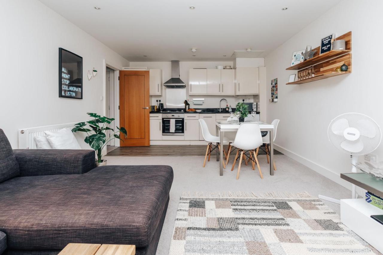 Central Modern Flat For 4-6 & Dedicated Parking Henley-on-Thames Esterno foto