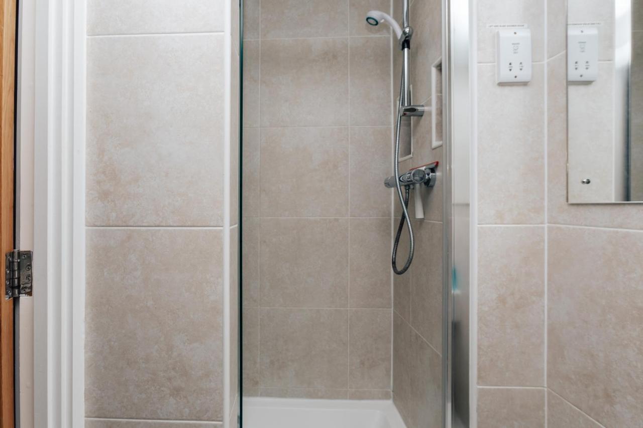 Central Modern Flat For 4-6 & Dedicated Parking Henley-on-Thames Esterno foto