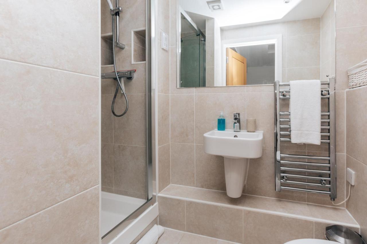 Central Modern Flat For 4-6 & Dedicated Parking Henley-on-Thames Esterno foto