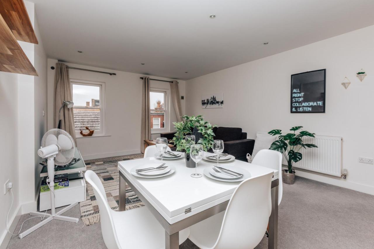 Central Modern Flat For 4-6 & Dedicated Parking Henley-on-Thames Esterno foto